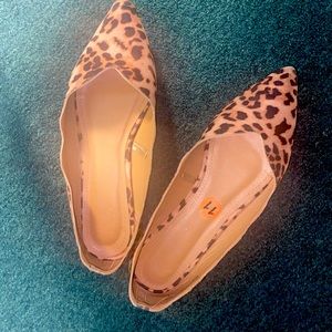 Women’s Leopard pointed toe flats!